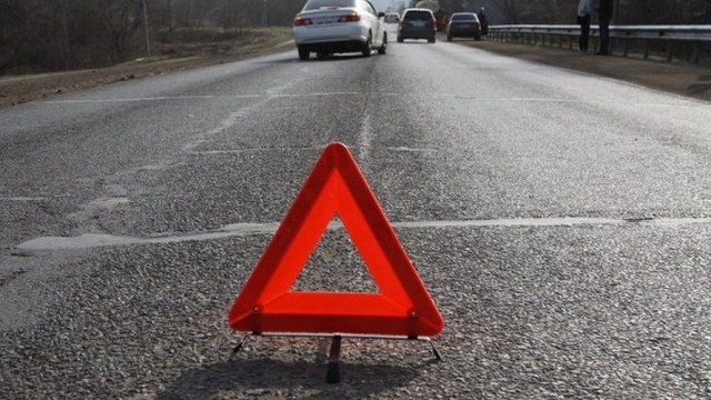 На Бущині п'яний скутерист врізався в автівку