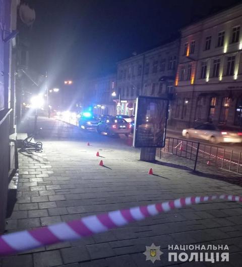 У Львові чоловік вистрелив у перехожого та вчинив самогубство