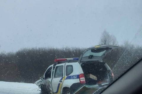 Поблизу Яворова автівка патрульних врізалася у вантажівку