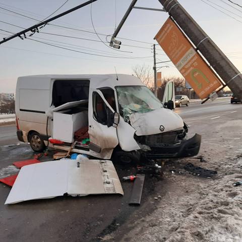 На Сихові водій  зруйнував опору контактної мережі