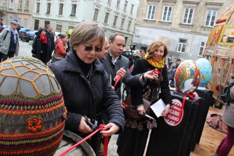 У центрі Львова презентували триметрову ткану писанку