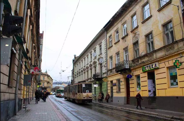У Львові тимчасово перекрили рух вулицею Франка через вибух у каналізації