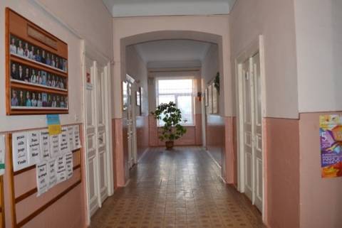 Коридор з входами до класів (збережена дверна столярка)