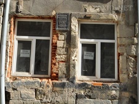 Пластикові вікна знецінюють старі будинки Львова