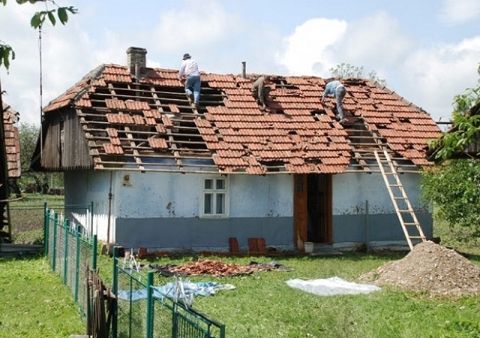 Наслідки негоди на Львівщині: зірвало понад 100 дахів