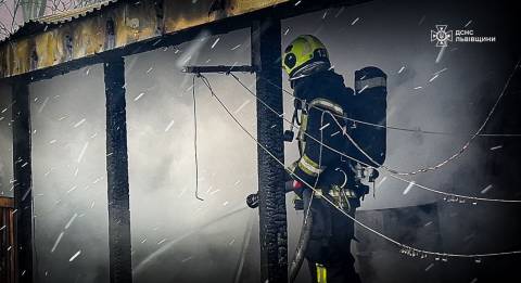 У Золочеві вщент згорів гараж та навіс з дровами