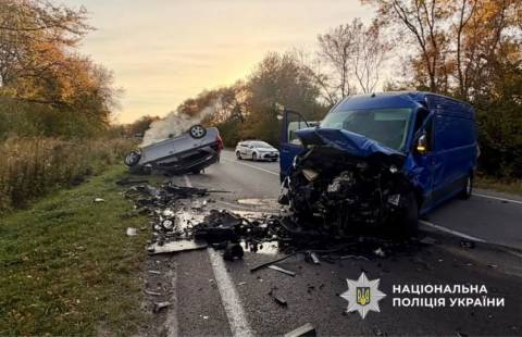 На трасі Львів – Самбір легковик врізався у вантажівку та перекинувся: є загибла 
