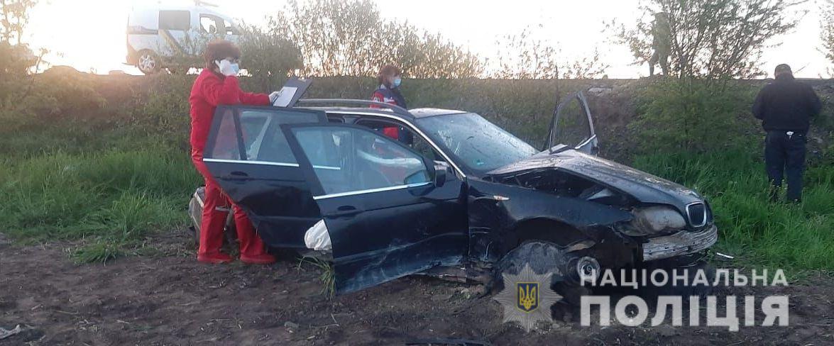 У Червоноградському району автівка з'їхала у кювет: постраждали троє людей