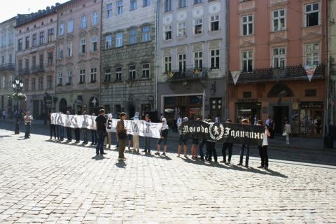 Протестувати дії Садового щодо відзначення СС "Галичини" вийшло 30 осіб замість обіцяних 400