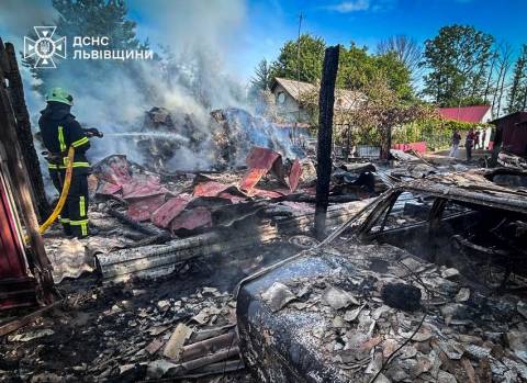 На Львівщині згорів гараж з двома автівками