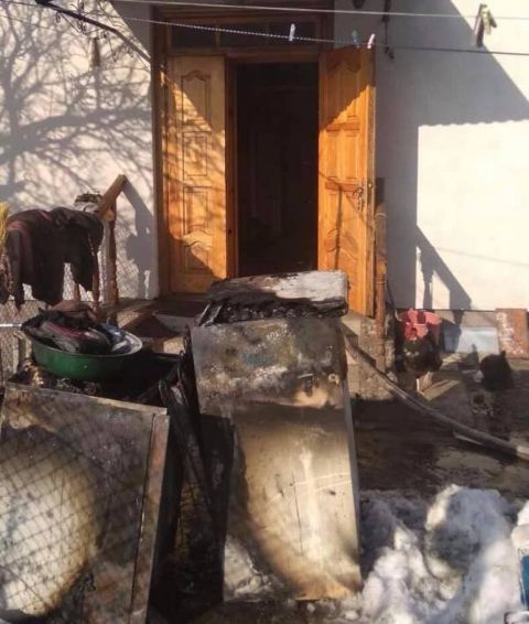 8 рятувальників гасили пожежу у будинку на Золочівщині