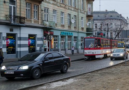 На вул Шевченка взялися засипати ями – тимчасово не курсуватиме трамвай №7