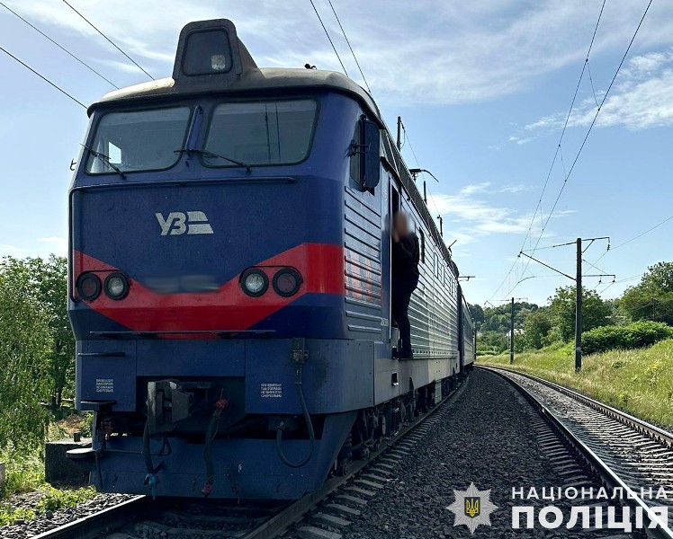 У Львові пасажирський поїзд на смерть збив чоловіка