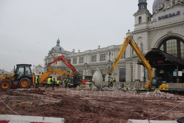 Для ремонту вулиці Замарстинівської у Львові передали нову бруківку з площі Двірцевої