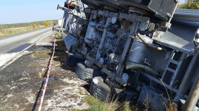 На Червоноградщині невідома речовина розлилася з перекинутої цистерни