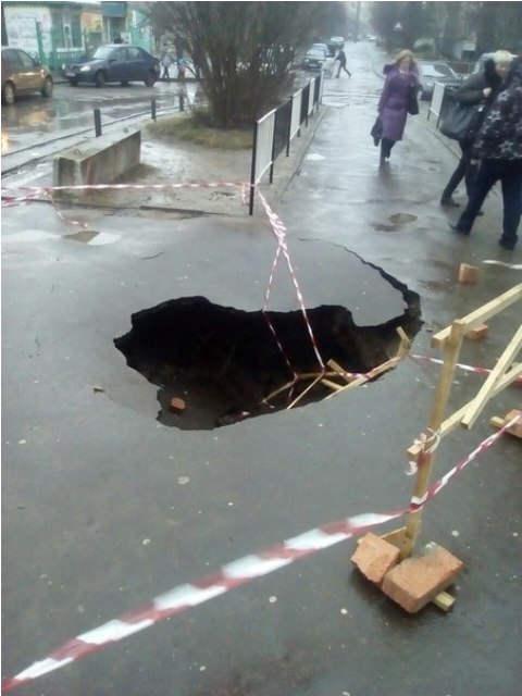 На Сихові посеред тротуару провалився асфальт