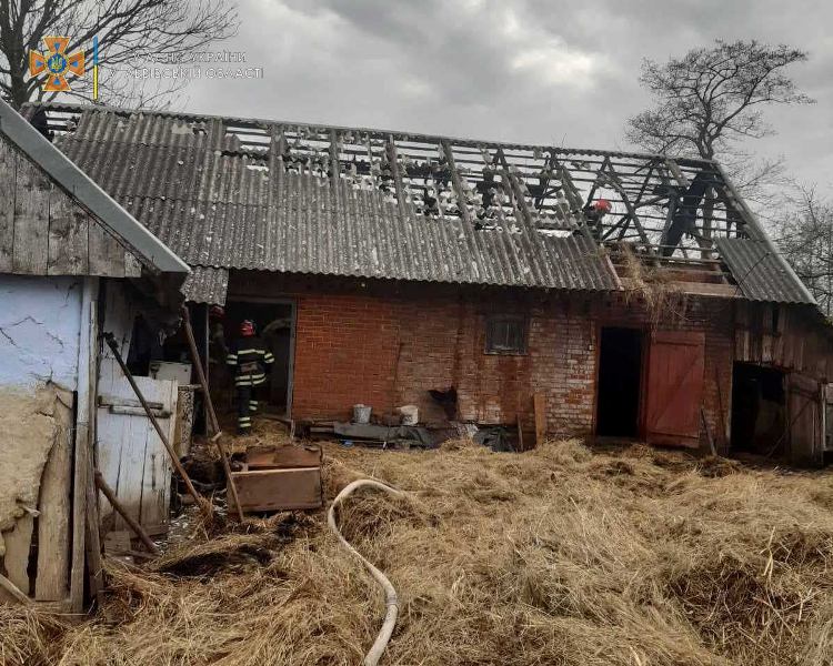 На Стрищині згоріла будівля з сіном