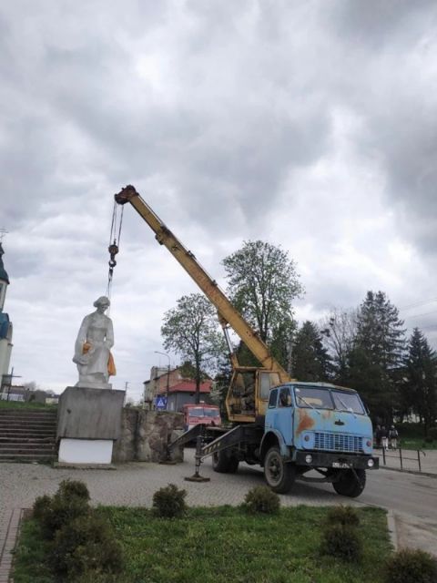 На території Мостиської ОТГ демонтували дві пам'ятки радянської доби