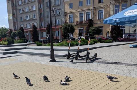 У Львові просять вирішити проблему з порушенням ПДР водіями електросамокатів