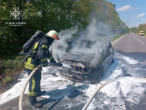 На трасі Самбір – Дрогобич під час руху зайнялось авто Toyota Yaris