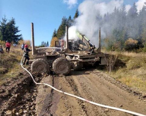 На Сколівщині зайнявся лісовіз