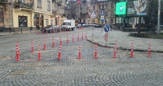 На дорожні стовпці у центрі Львова передбачили більше мільйон гривень