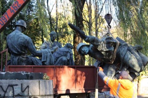 З Пагорба Слави демонтували радянські скульптури