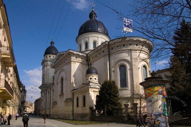 Вітраж у Преображенській церкві Львова відреставрували за 400 тисяч