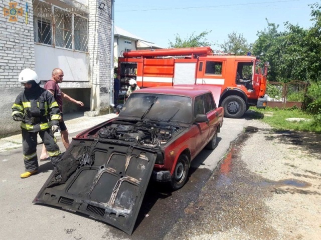 У Стрию згоріла автівка ВАЗ
