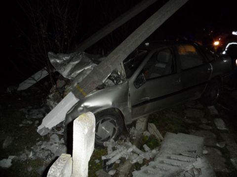 На Стрийщині авто в'їхало в електроопору: є постраждалі