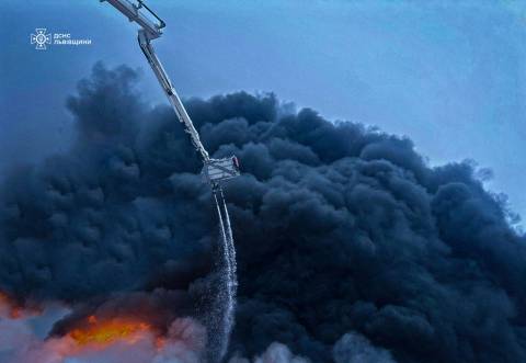 У Бродах після атаки дрона продовжують фіксувати задимленість та незначне підвищення забруднюючих речовин у повітрі