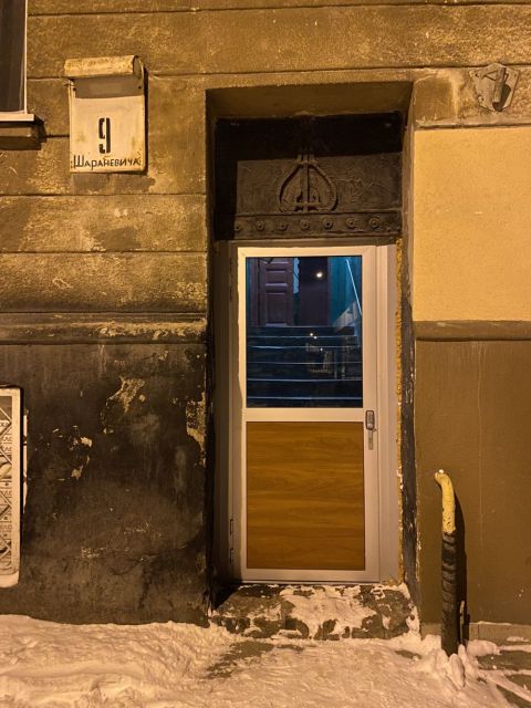 У Львові мешканці самовільно замінили історичну браму на металопластикові двері