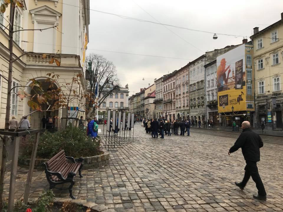 Перед будівлею Львівської міськради зібралися активісти