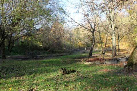 встановлені лавки, зруйновані клумби та сходи