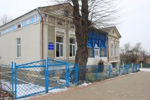 Поїзд, меблевий цех, пекарня, амбулаторія, дитсадок, центр містечка