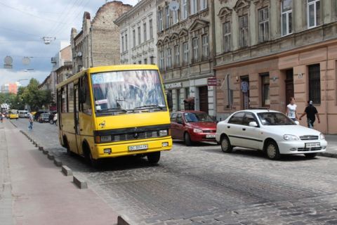 Львівські перевізники страйкують: майже половина автобусів не вийшли на рейси