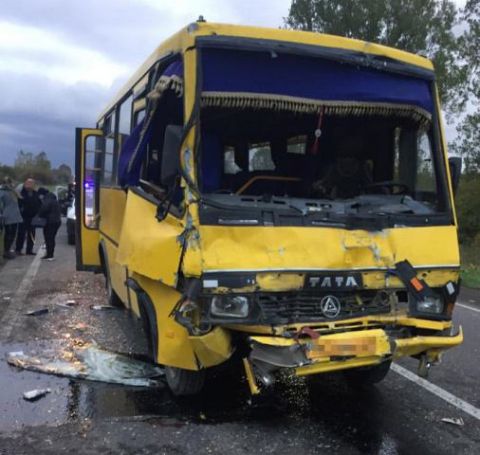 На Пустомитівщині у ДТП потрапили дві маршрутки: постраждали десять пасажирів