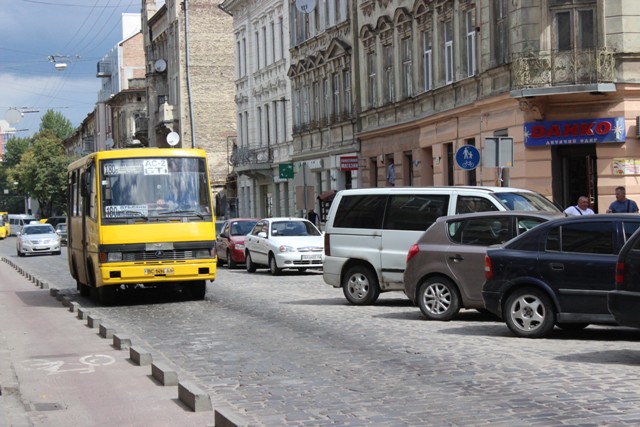 На час карантину у Львові не курсуватимуть три маршрутки