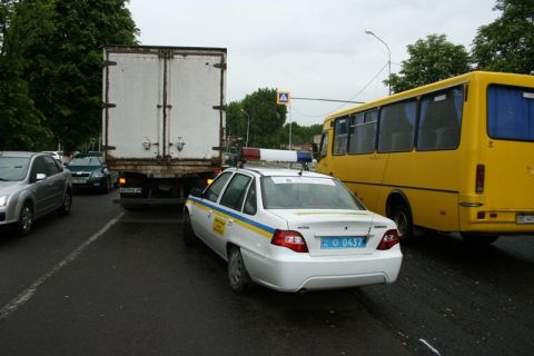 На Липинського через ремонт дороги не розминулися два автомобілі (ФОТО)