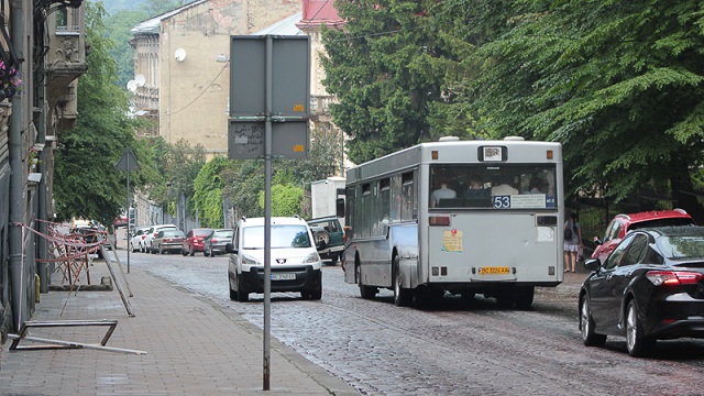 Мешканці кількох львівських будинків скаржаться на руйнування фасадів