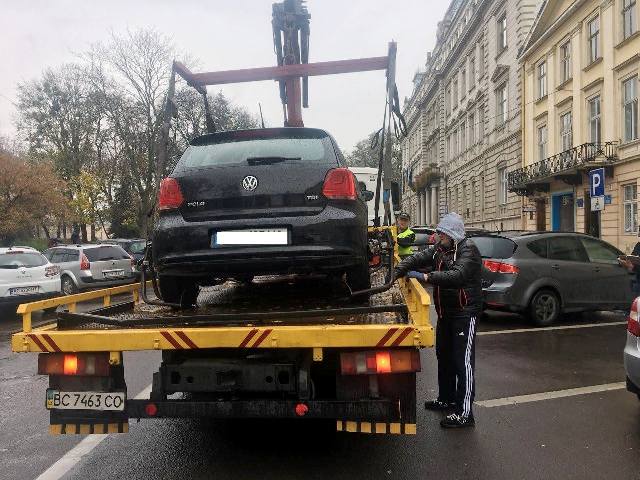 Під Львівською ОДА евакуювали автівку, що була припаркована на місці для людей з інвалідністю