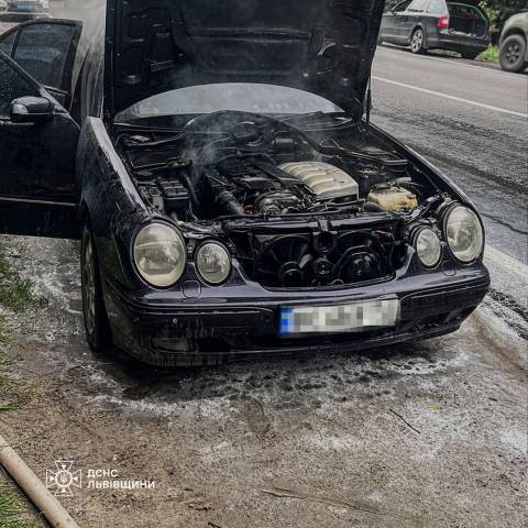 На Яворівщині під час руху зайнявся Mercedes-Benz