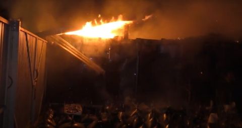 16 рятувальників гасили пожежу будівлі у Львові