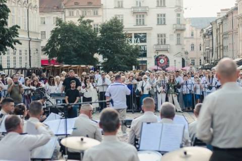 Прапори свободи: у Львові в День Незалежності зібрали 20 тисяч гривень на потреби війська