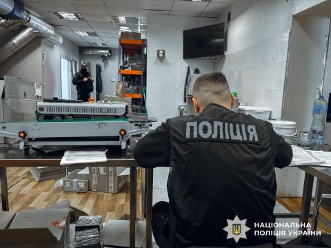 Правоохоронці проводять масштабні обшуки у мережі магазинів U420
