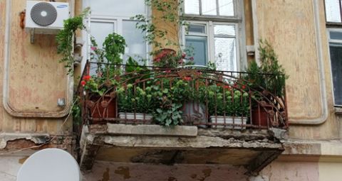 У Львові жінку травмував уламок балкону, який випав з другого поверху