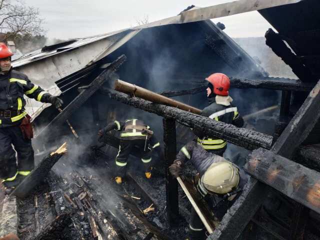 13 рятувальників гасили пожежу у будівлі на Пустомитівщині