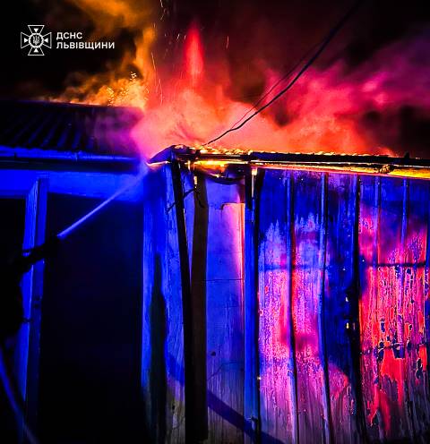 У Яворові згорів гараж з авто, скутером та мотоциклом