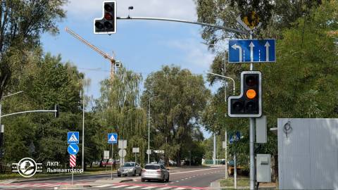 У мікрорайоні Рясне з понеділка запрацює новий світлофор