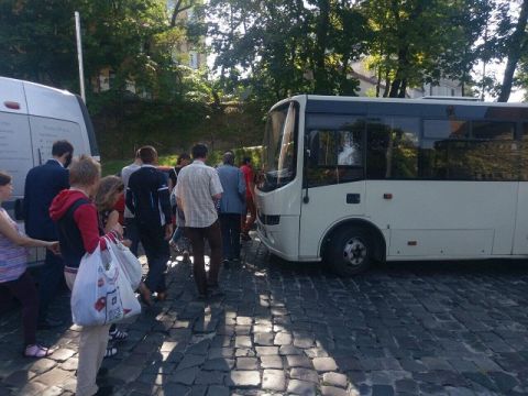 Садовий сполосне львівських безхатченків у веселому аквабусику